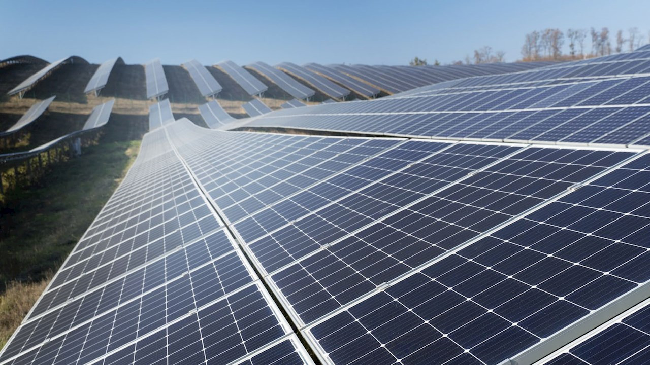 Las revolucionarias placas solares que logran 7 veces más energía: la clave  es ponerlas en vertical